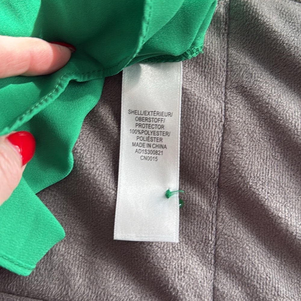Beautiful green XL pleated top that hangs so nicely! - Picture 5 of 5